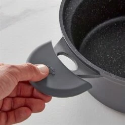Lot Faitout Dur Comme La Pierre 24 Cm Et 2 Maniques En Silicone -fournitures de cuisine boutique 111083 3 1 Lot faitout Dur comme la pierre 24 cm et 2 maniques en silicone Mathon