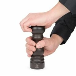 Peugeot Moulin à Sel Paris 18 Cm Marron -fournitures de cuisine boutique 20112 2 1 Moulin a sel Paris 18 cm marron Peugeot