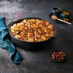 Peugeot Plat Four Rond Céramique Ardoise 34 Cm 7 Peugeot Plat Four Rond Céramique Ardoise 34 Cm -fournitures de cuisine boutique 201193 2 2 Plat four rond ceramique ardoise 34 cm Peugeot